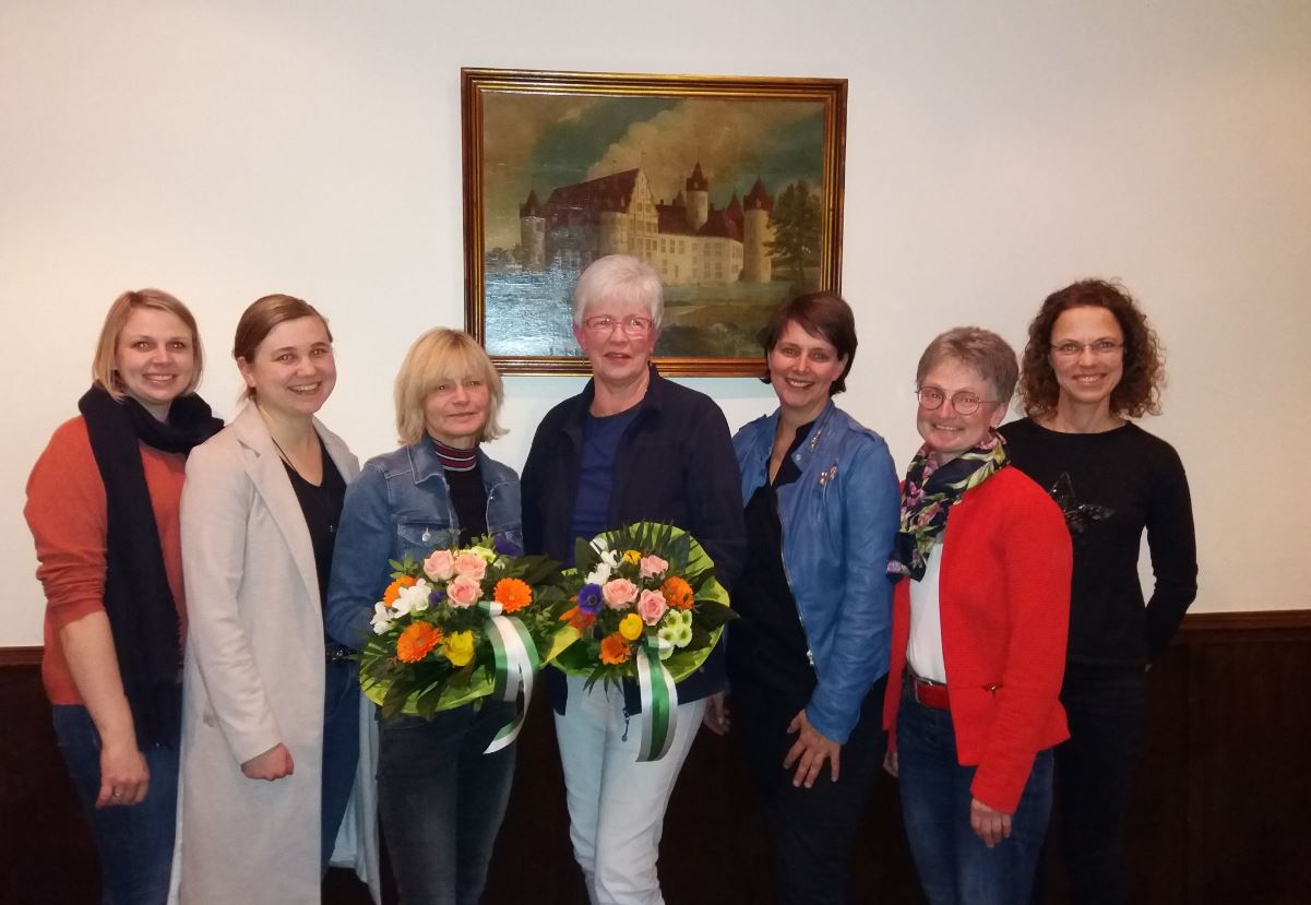 Mit im Bild der wiedergewählte Abteilungsvorstand.(von links:Nadia Löbbers (Jugendwartin), Nadine Möller(Kassenwartin), Hedwig Masch,Gudrun Stabenow, Sigrid Mlynarek (Abteilungsleiterin), Sabine Miltrup (2. Abteilungsleiterin), Ellen Niehues 