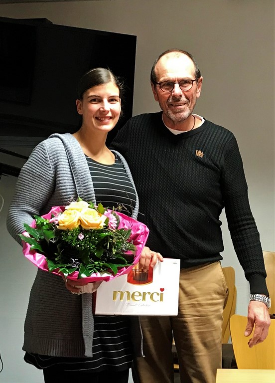 Mit einem Blumenstrauß und einem kleinen Präsent bedankte sich Klaus Büchter bei Kirsten Schwartz für die langjährige Jugendarbeit