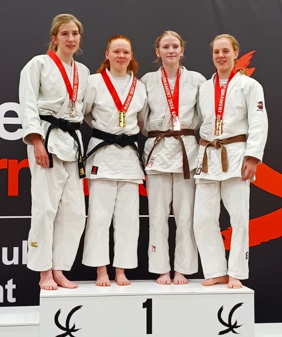 Siegerehrung Lena Busiek 1. Platz – 52 kg (1)